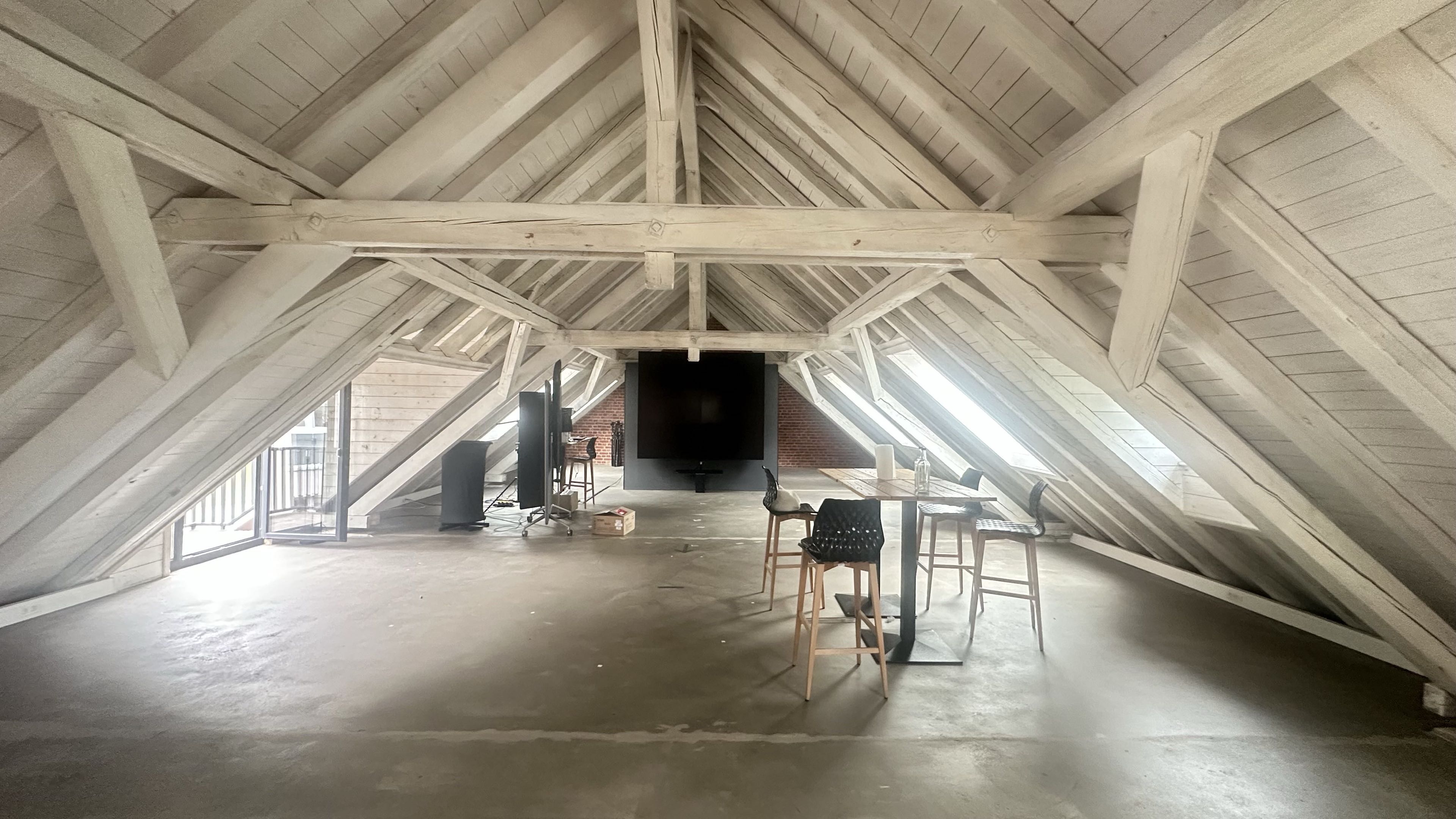 Workshop-Raum unter dem offenen Dachstuhl